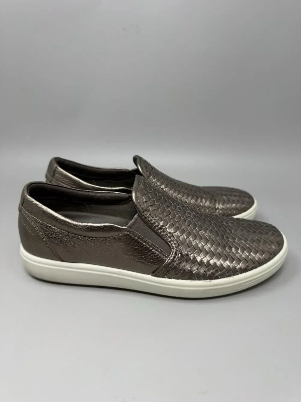 Ecco Soft 7 Shoes Women’s SIZE 8 Woven Slip On Sneakers Metallic Leather Bronze